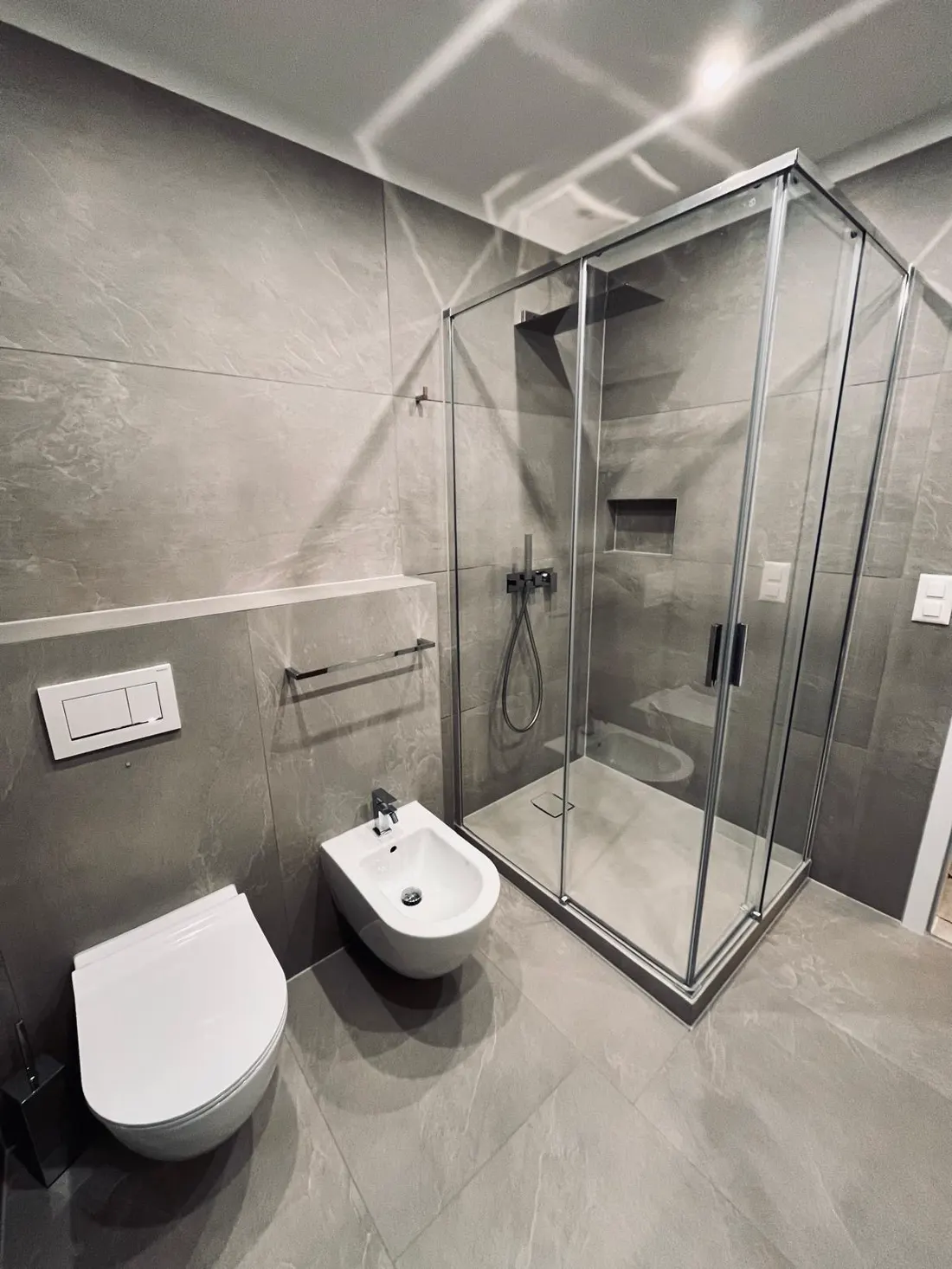 Box doccia in vetro con sanitari sospesi