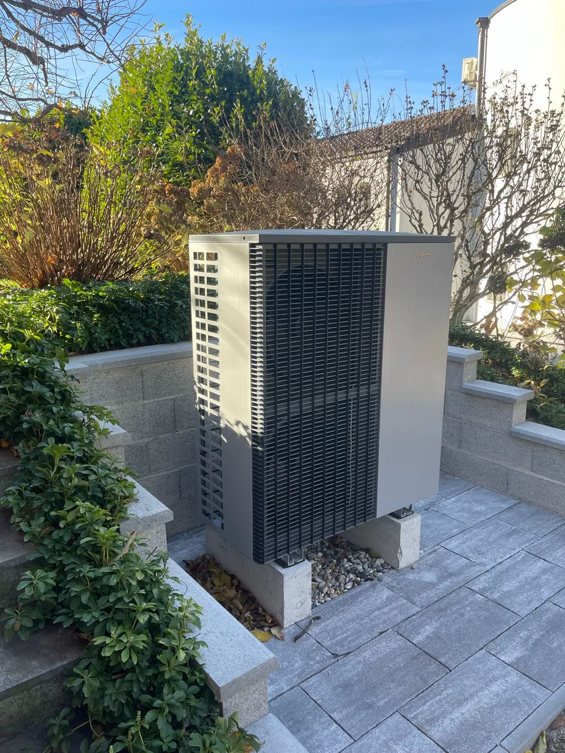 Pompa di calore esterna installata in un giardino
