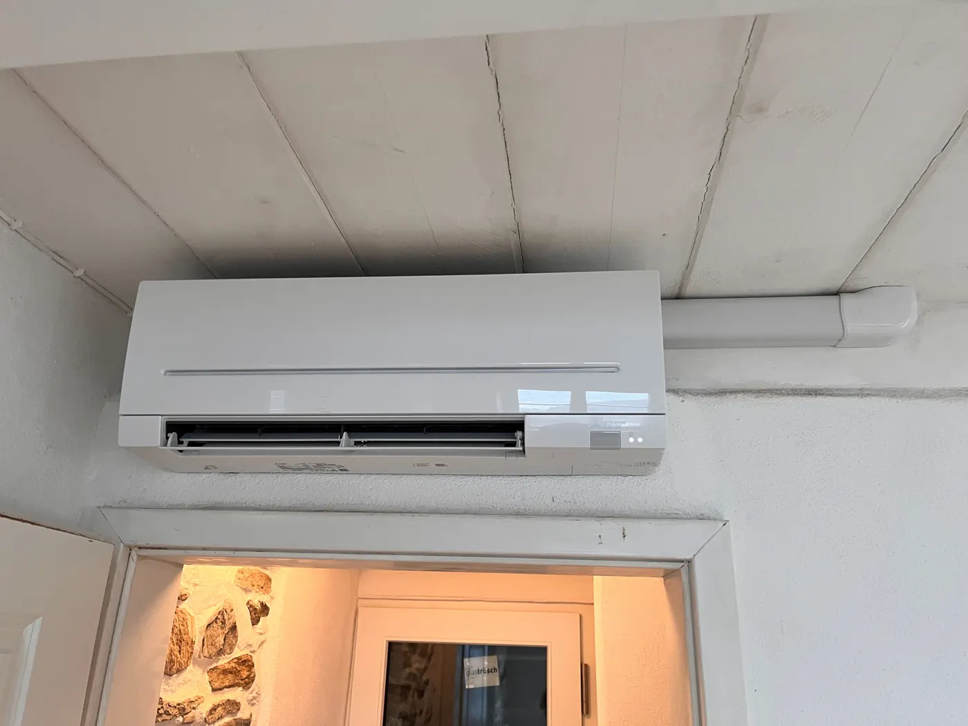 Unità interna di climatizzazione sopra una porta